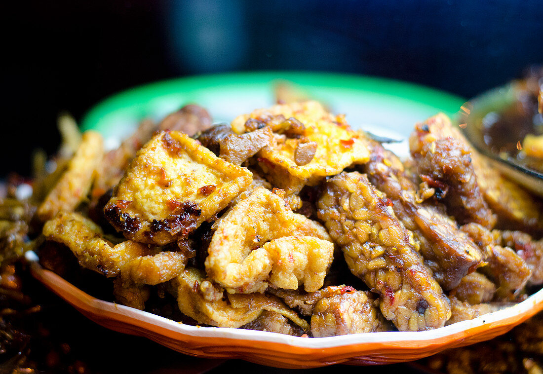 Tempeh und gebratener Tofu mit Chili (Bali, Indonesien)