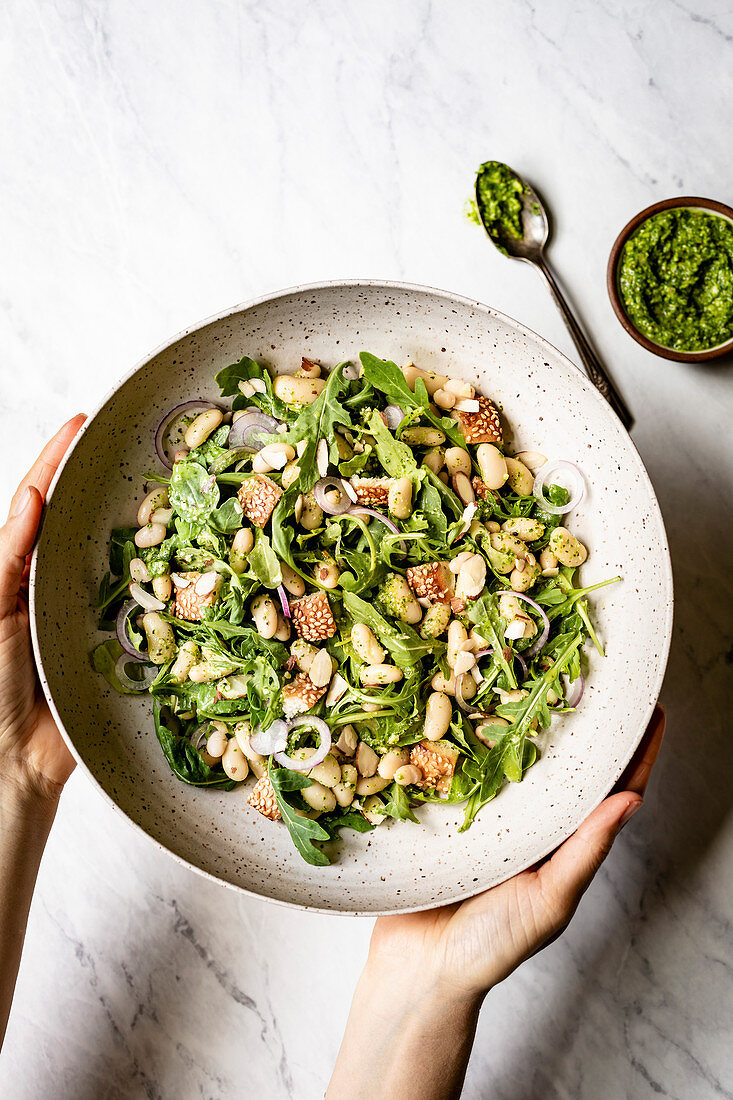 Rucolasalat mit weissen Bohnen und Pesto