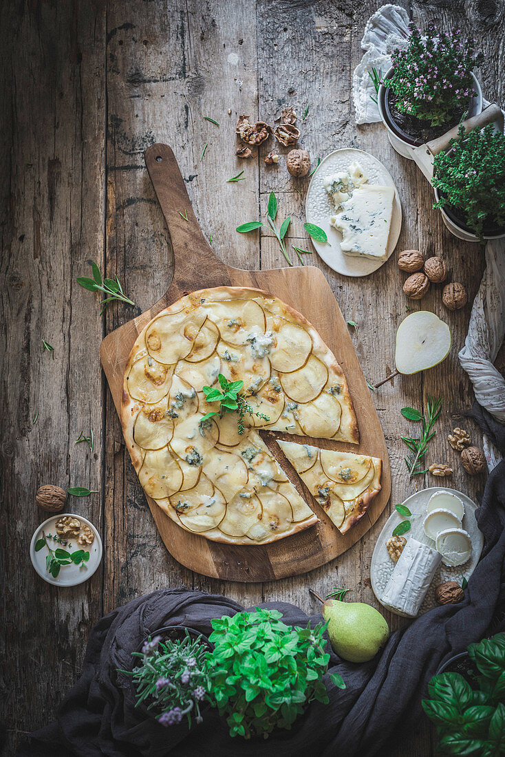 Herbstliche Pizza mit Birnen, Gorgonzola und Walnüssen (Aufsicht)