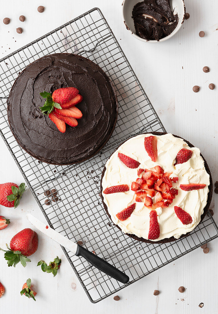 Glutenfreien Schokoladenkuchen mit Schokoglasur, Sahne und Erdbeeren zubereiten