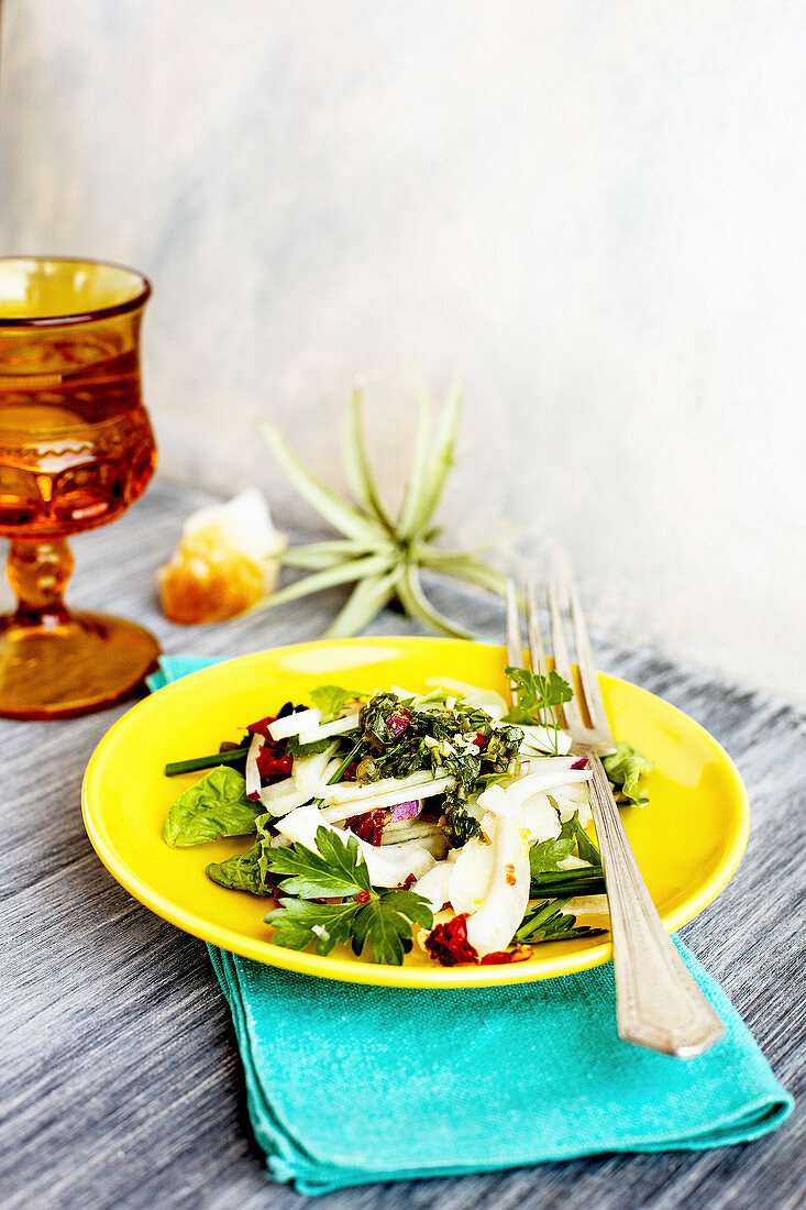 Fenchelsalat mit Kräutern und Salsa Verde nach italienischer Art