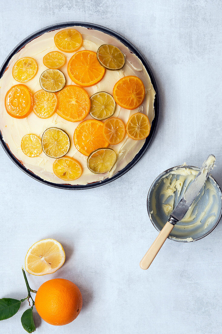 Orangenkuchen mit Buttercreme und kandierten Zitrusfrüchtescheiben