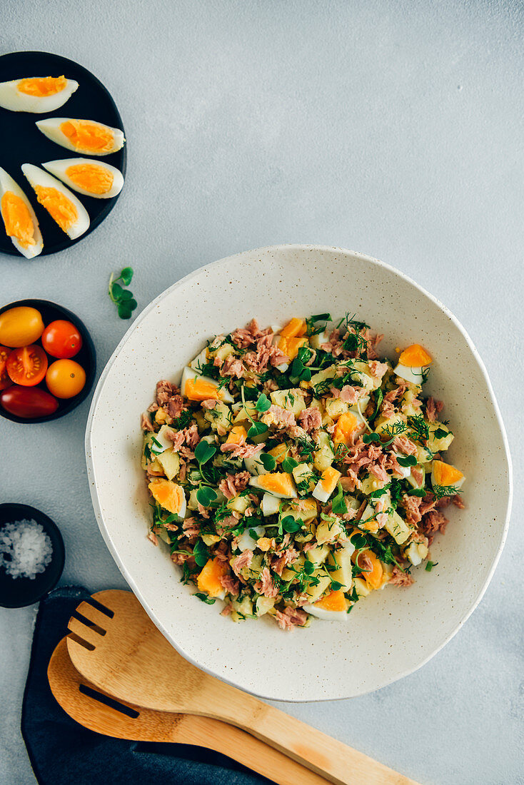 Kartoffelsalat mit Thunfisch und Eiern in Schüssel (Aufsicht)