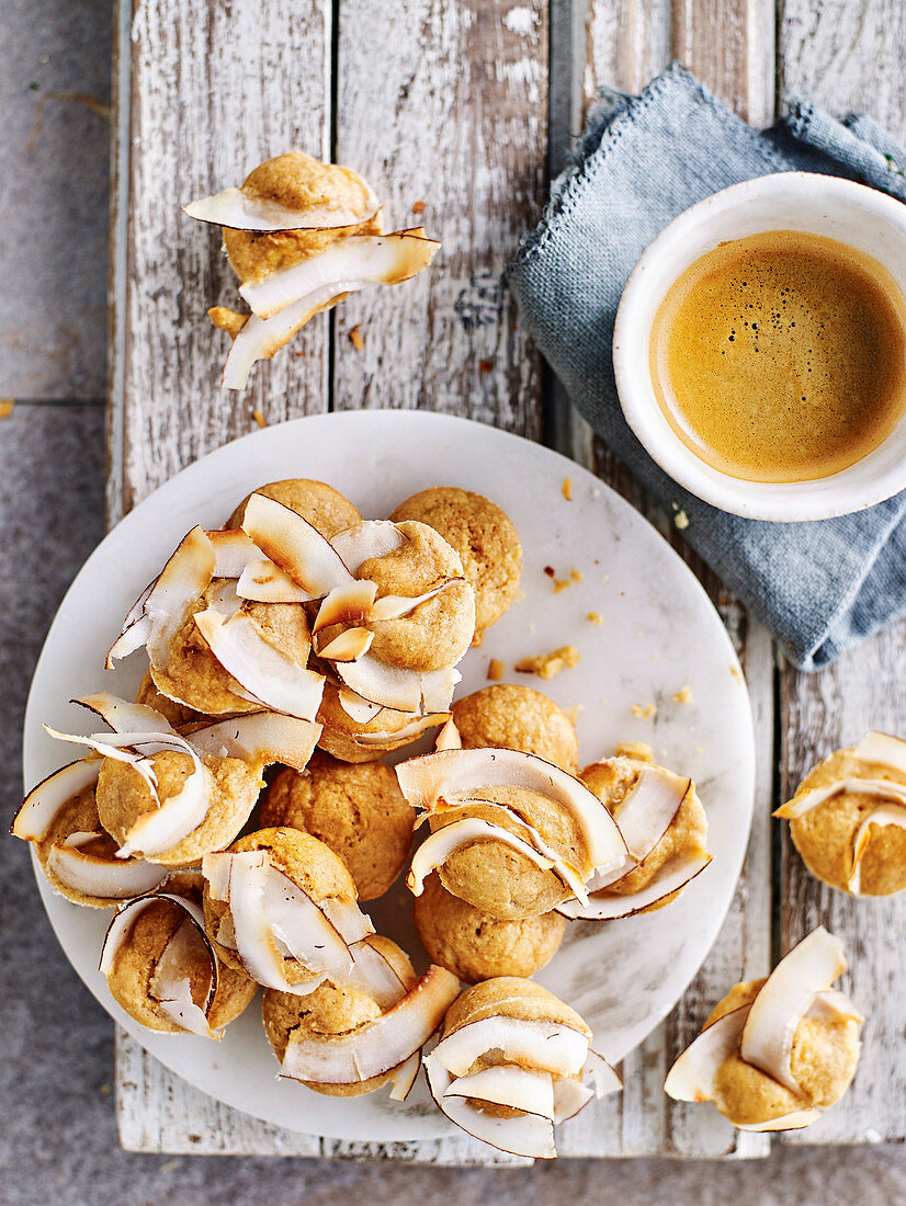 Kleine Bananen-Kokosnuss-Küchlein und Kaffee