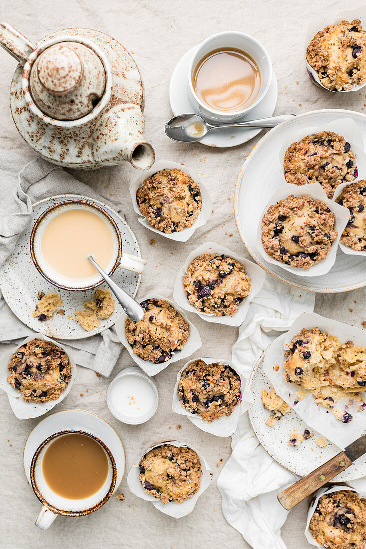 Blaubeer-Kaffeemuffins mit Cookie Crumbles (Aufsicht)