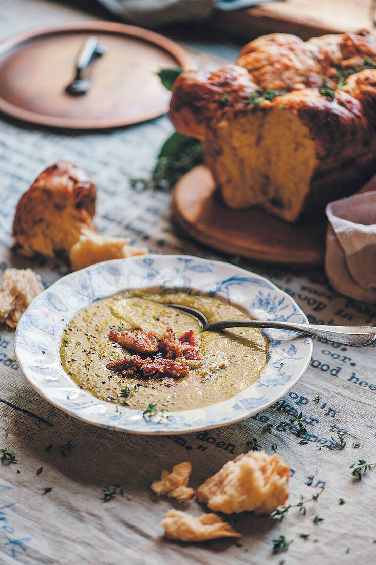 Erbsensuppe mit Räucherspeck und frischem Hefebrot