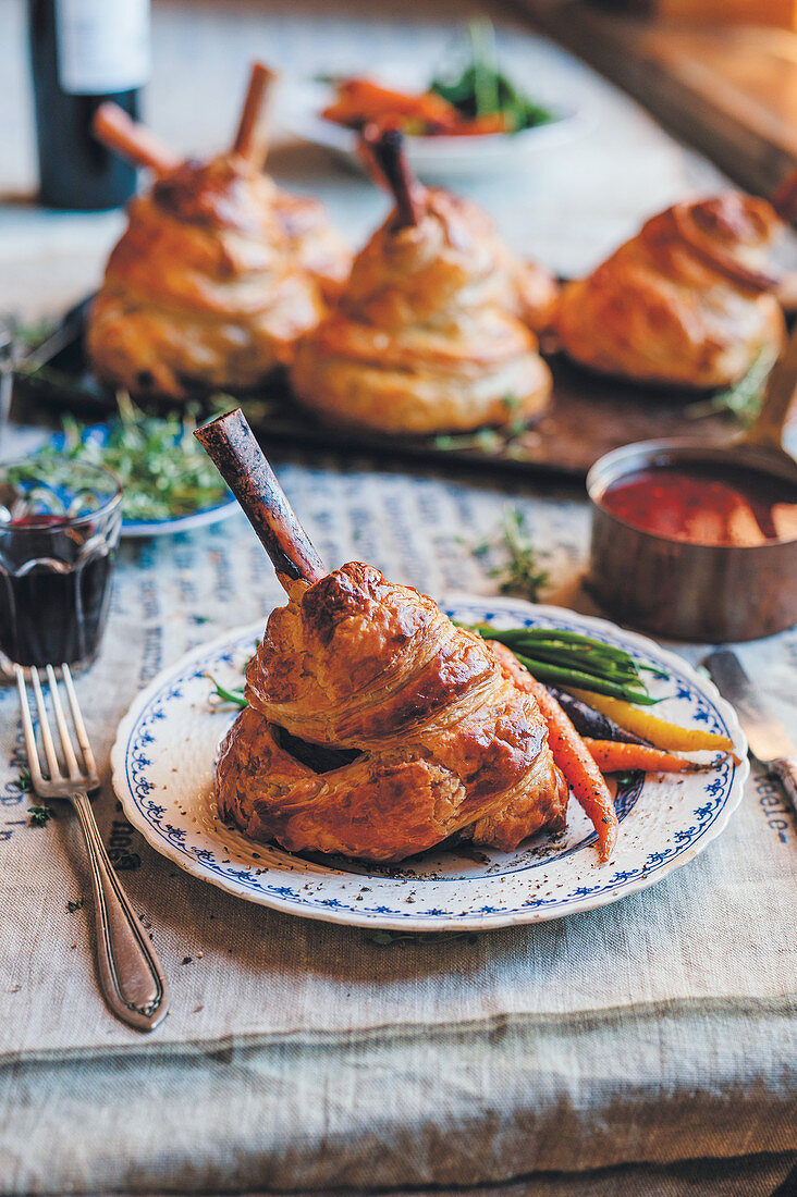 Lammkeule im Blätterteigmantel mit Currysauce und Gemüsebeilage