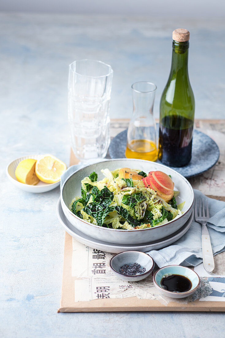 Wirsingsalat mit Apfel, schwarzem Sesam und Zitronen-Soja-Dressing (Asien)