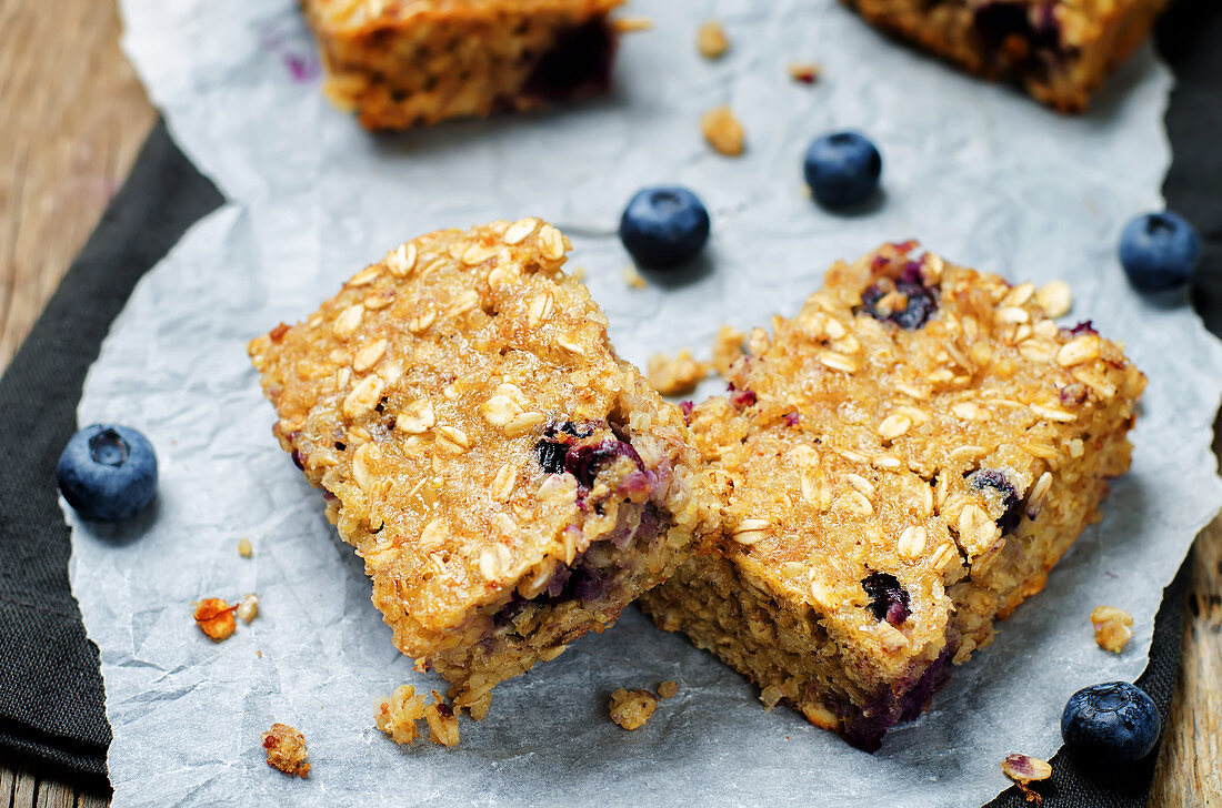 Quinoa and oats bars with blueberries