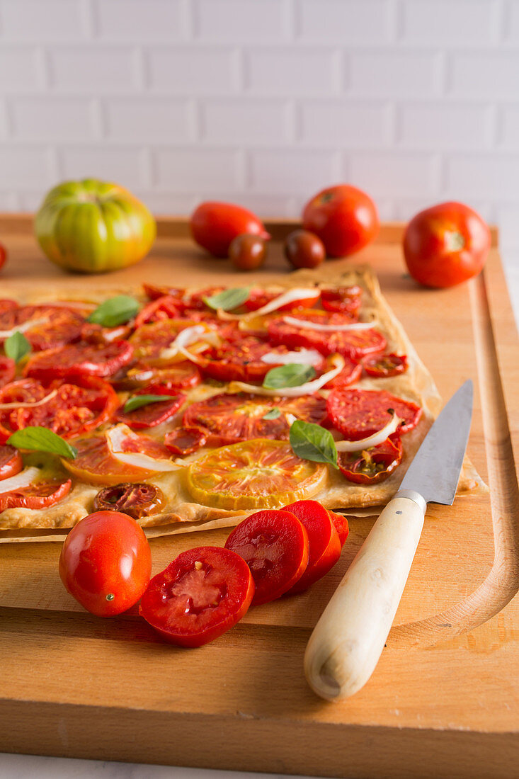 Blätterteigtarte mit Tomaten, Zwiebeln und Basilikum