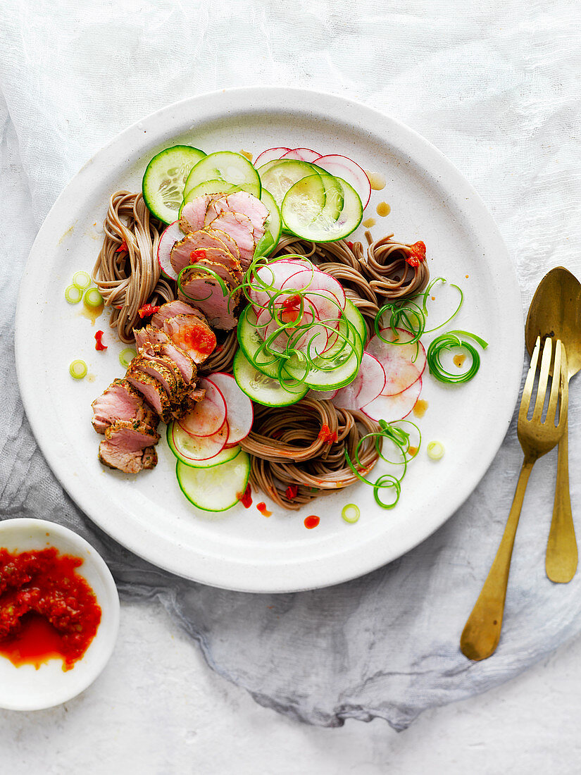 Asiatischer Nudelsalat mit Schweinefleisch, Radieschen und Gurke