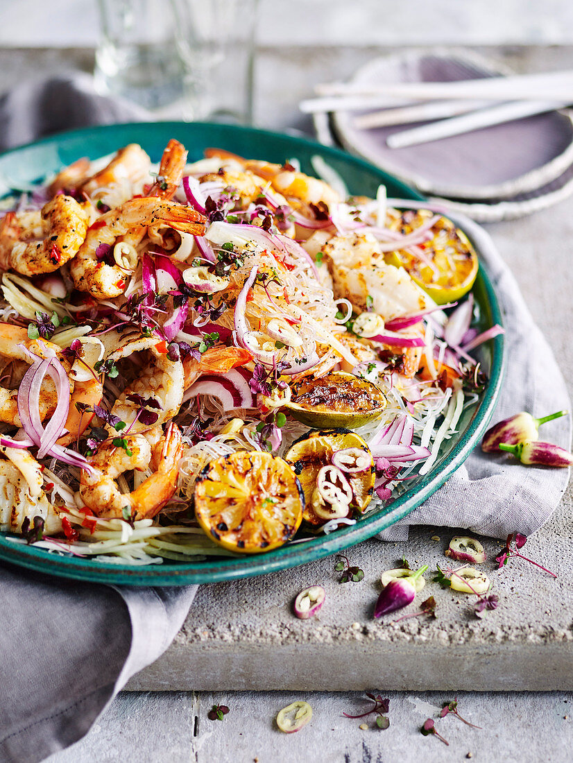 Kelp-Nudelsalat mit Garnelen und Tintenfisch