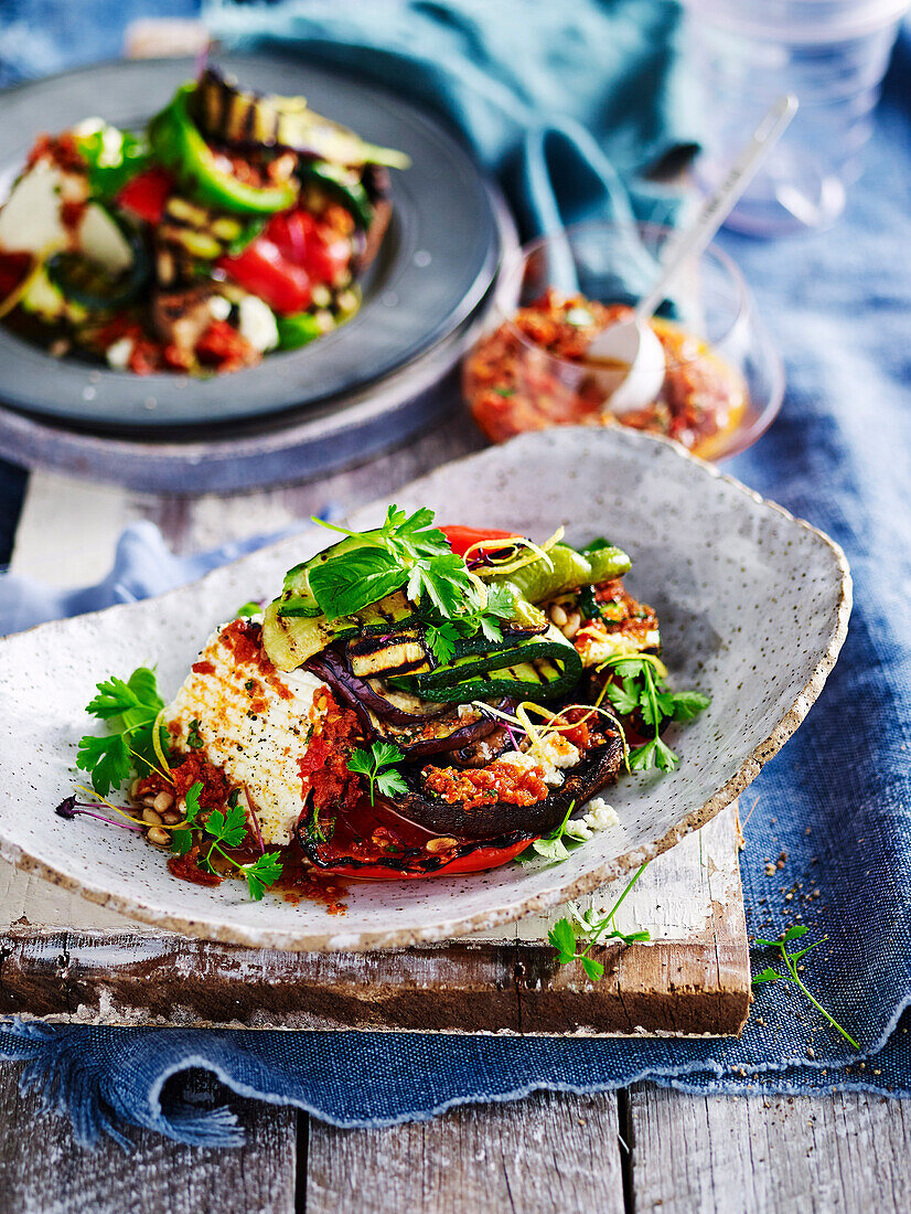 Gegrilltes Gemüse mit Ricotta und scharfer Sauce