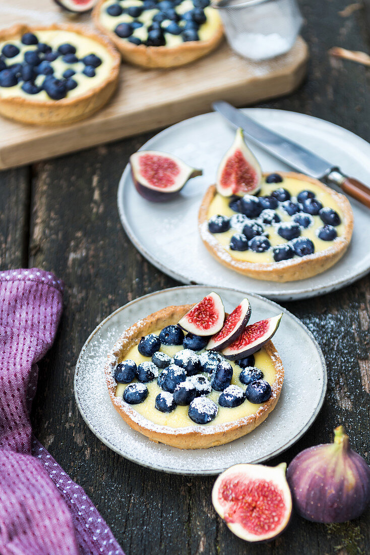 Blueberry and fig tartlets with vanilla pudding