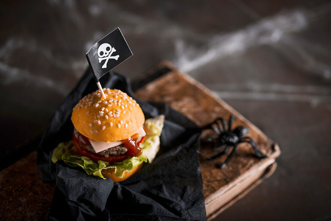 Halloween-Burger mit Piratenflagge