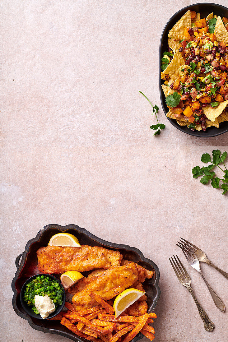 Nachos mit Bohnen-Avocado-Salsa und panierter Seehecht mit Erbsen und Süsskartoffelpommes