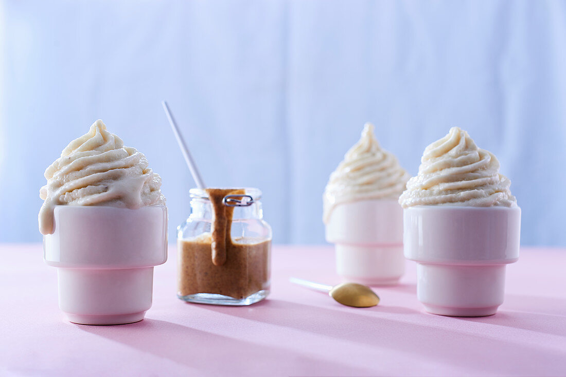 Vanille-Nicecream mit Zimt-Dattel-Sauce