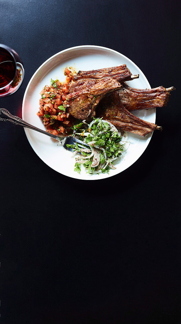 Lammkoteletts mit Sumach-Petersiliensalat und scharfer Tomaten-Ezme