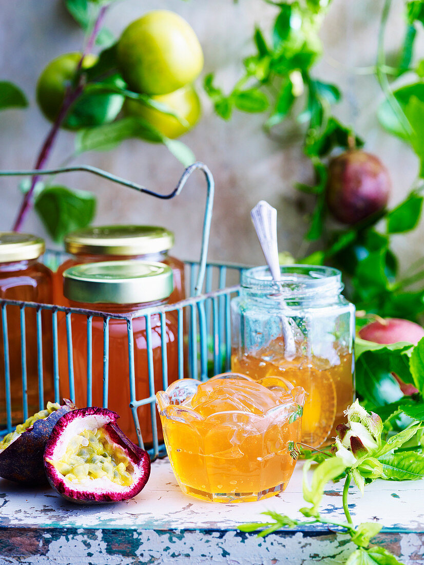 Apfel-Passionsfrucht-Gelee in Marmeladengläsern