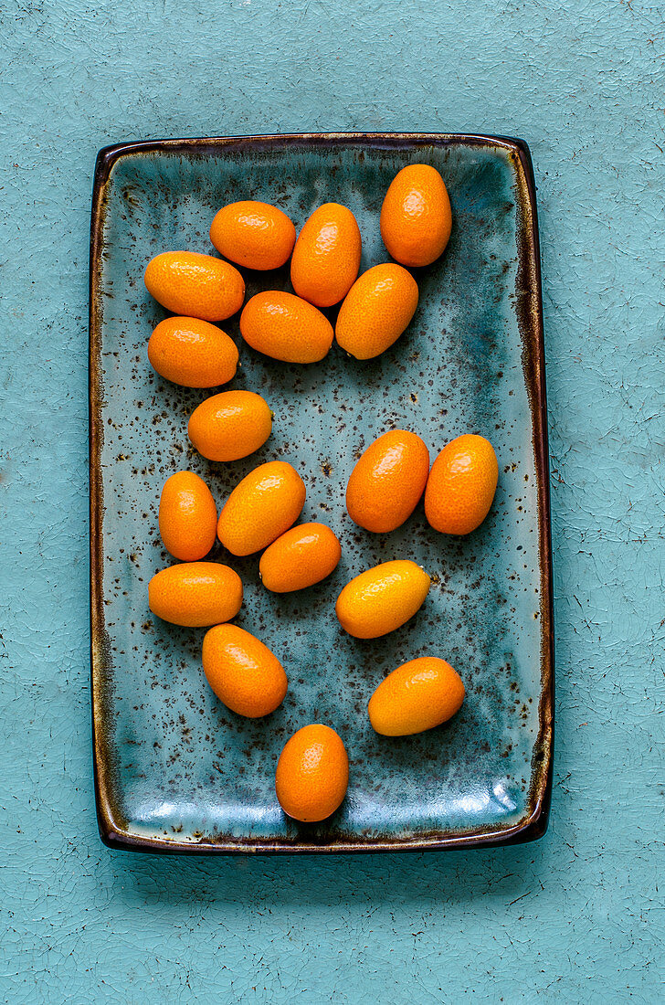 Kumquats auf Keramikplatte