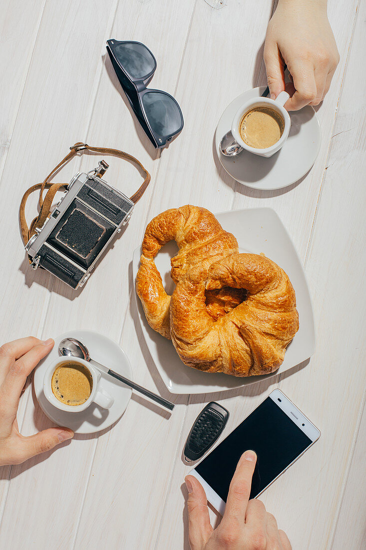 Frühstückspause mit Espresso und Croissants (Aufsicht)