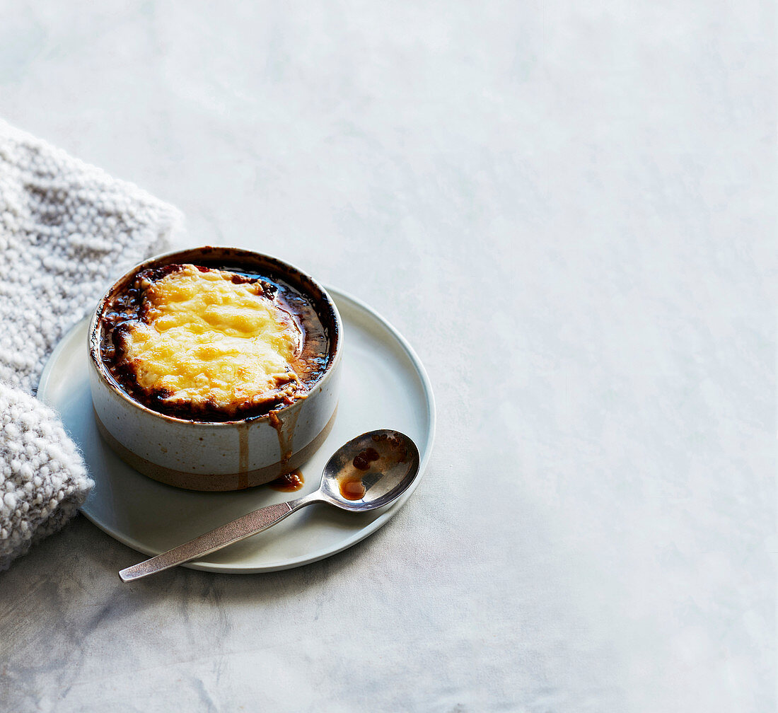 Zwiebelsuppe mit Käsetoast