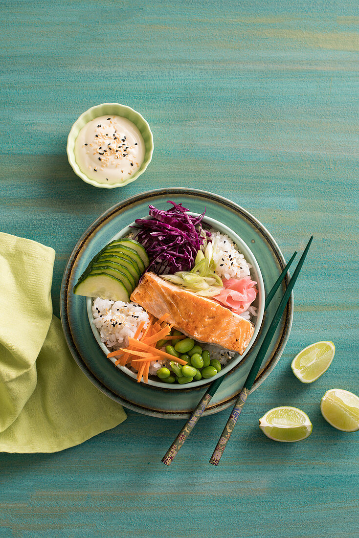 Poke Bowl mit Lachs und Sushireis