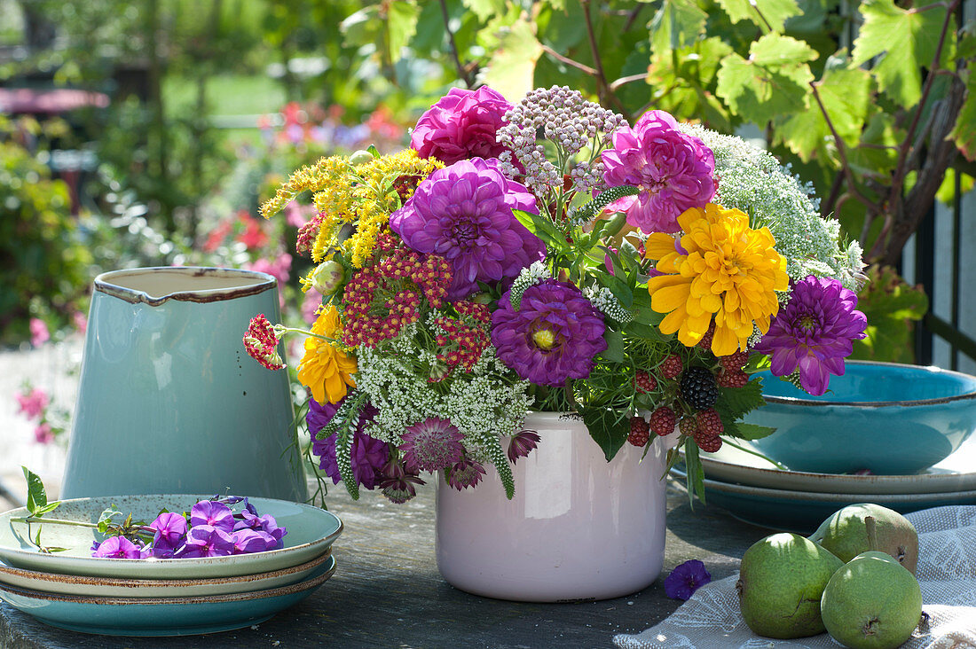 Bunter Sommerstrauß mit Dahlien, Zinnien, Schafgarbe, Goldrute, Giersch