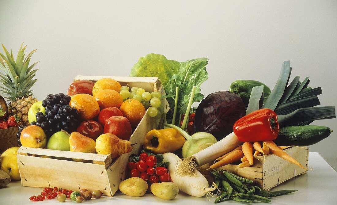 Stillleben mit Gemüse & Obst in zwei Steigen auf Tisch