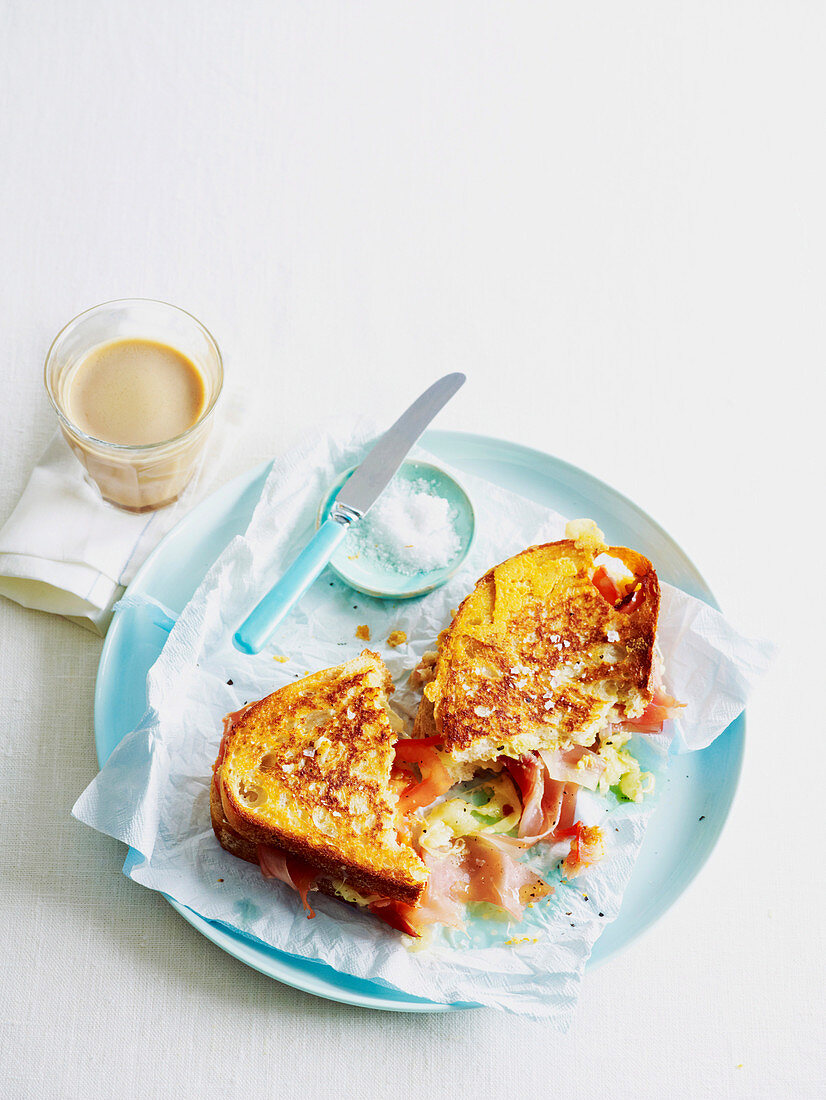 Croque Monsieur mit Schinken und Greyerzer