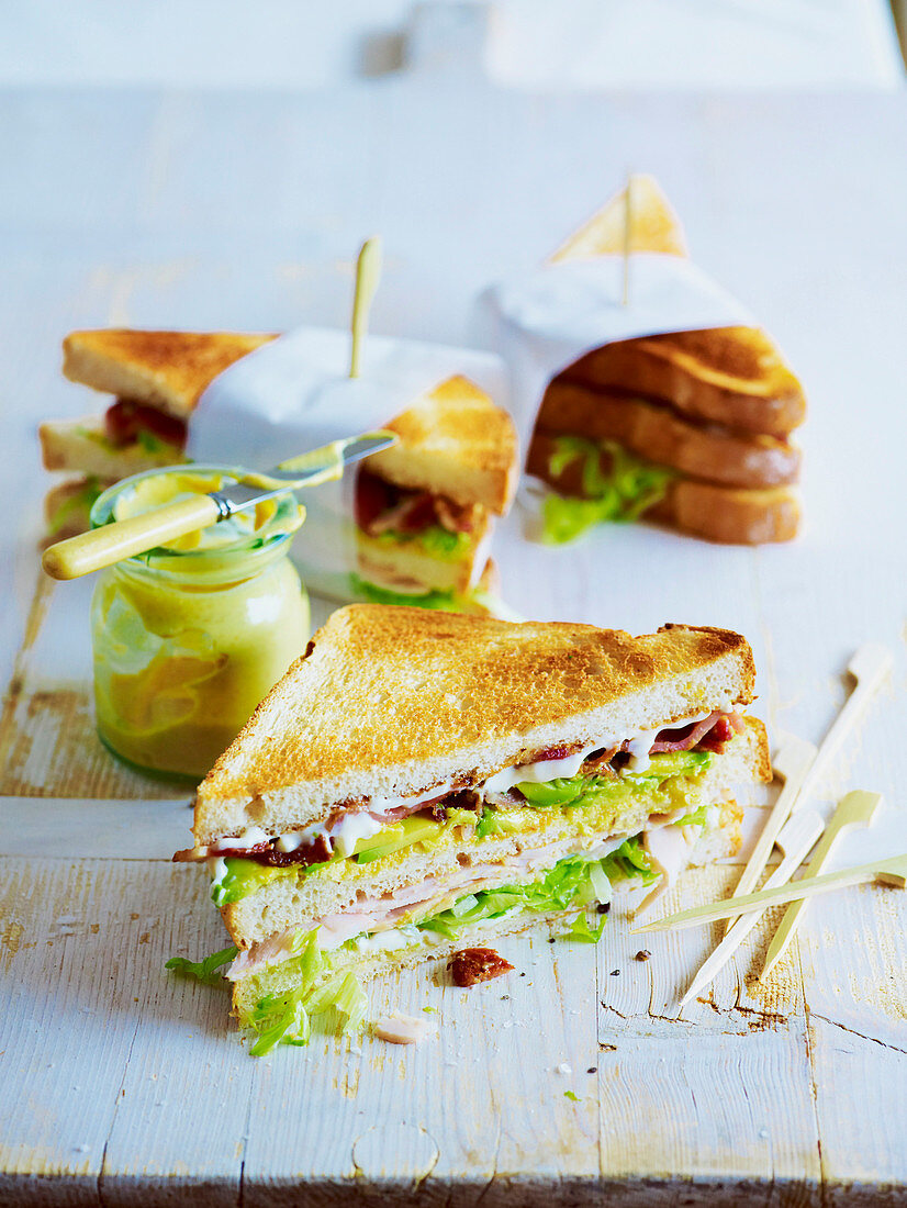 Sandwiches mit Putenfleisch, Bacon und Avocado