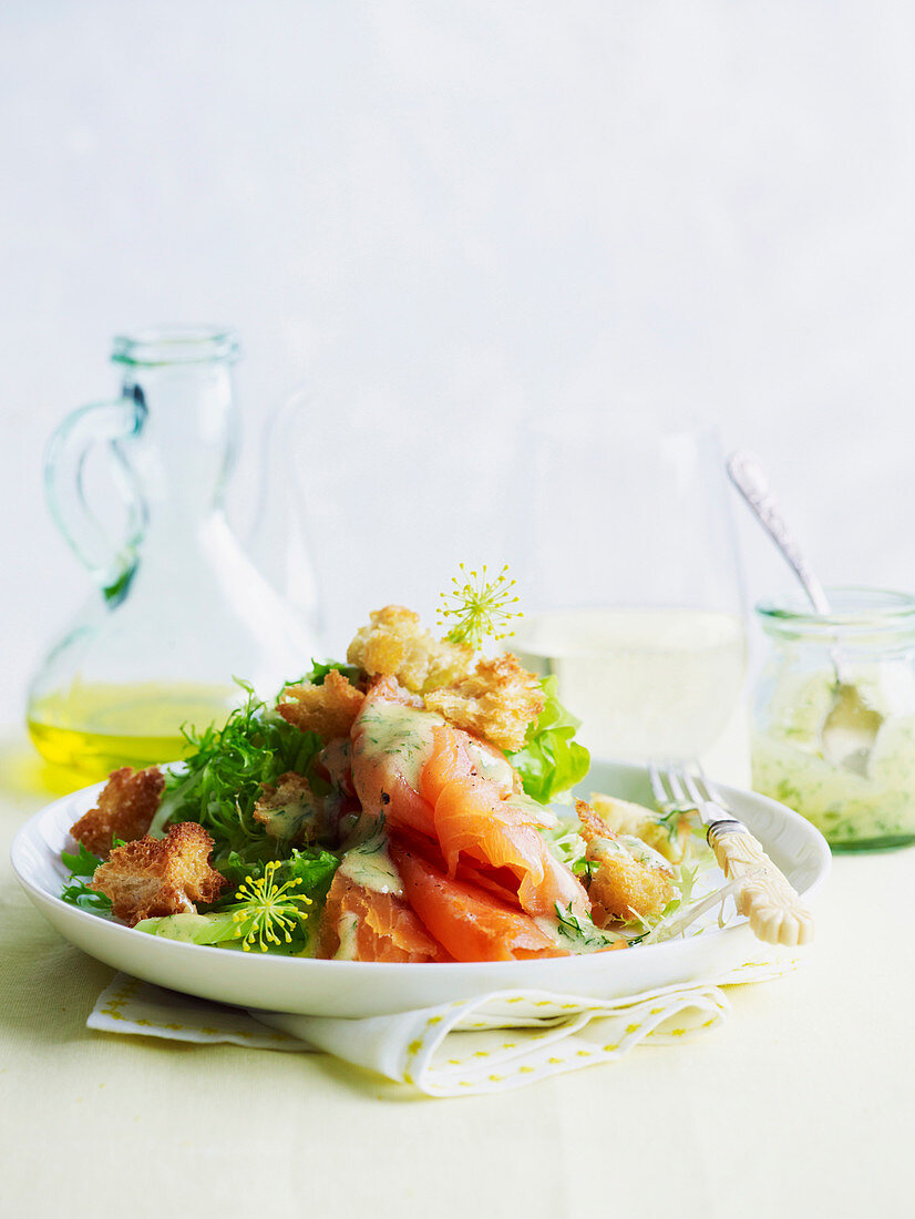 Salat mit geräuchertem Lachs und Croûtons