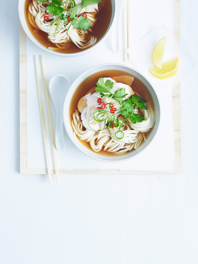 Nudelsuppe mit Hähnchenfleisch