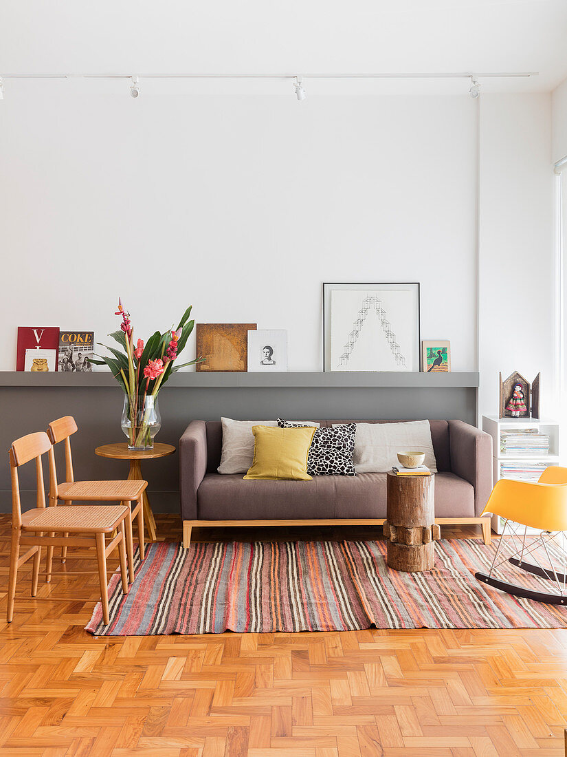 Sofa mit Kissen, Beistelltisch und Stühle im Wohnzimmer