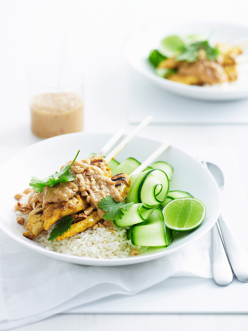 Satay Hühnchenspiesse mit Reis und Gurkensalat