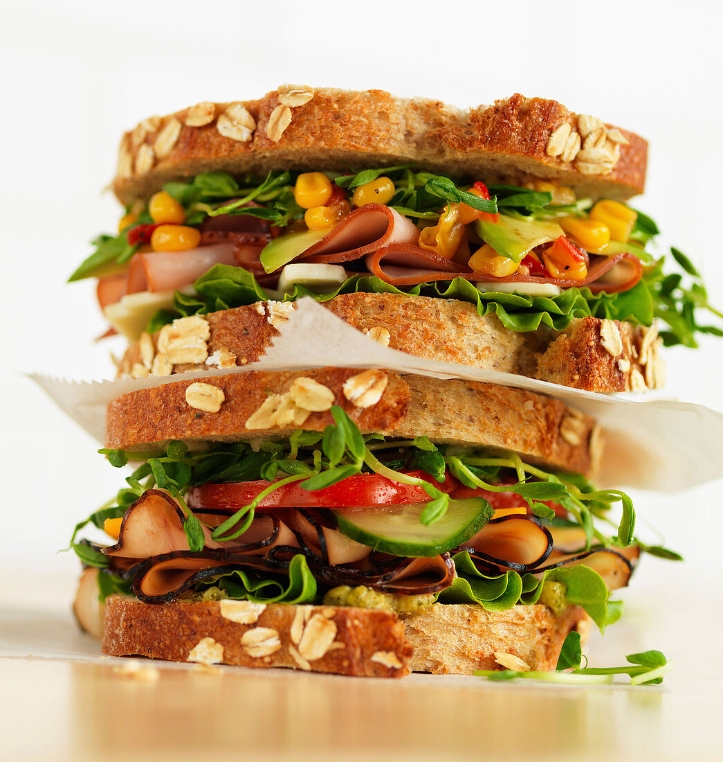 Sandwiches mit Schinken, Mais und Salatblättern