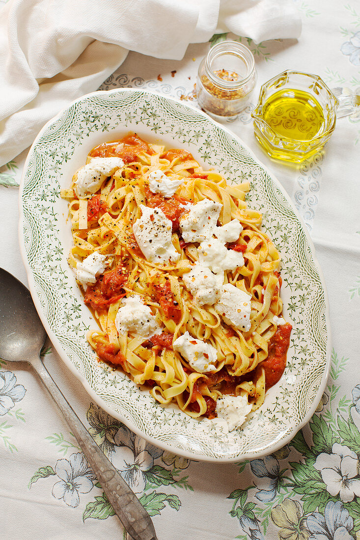 Tagliatelle mit ofengebackener Tomatensauce und Büffelmozzarella