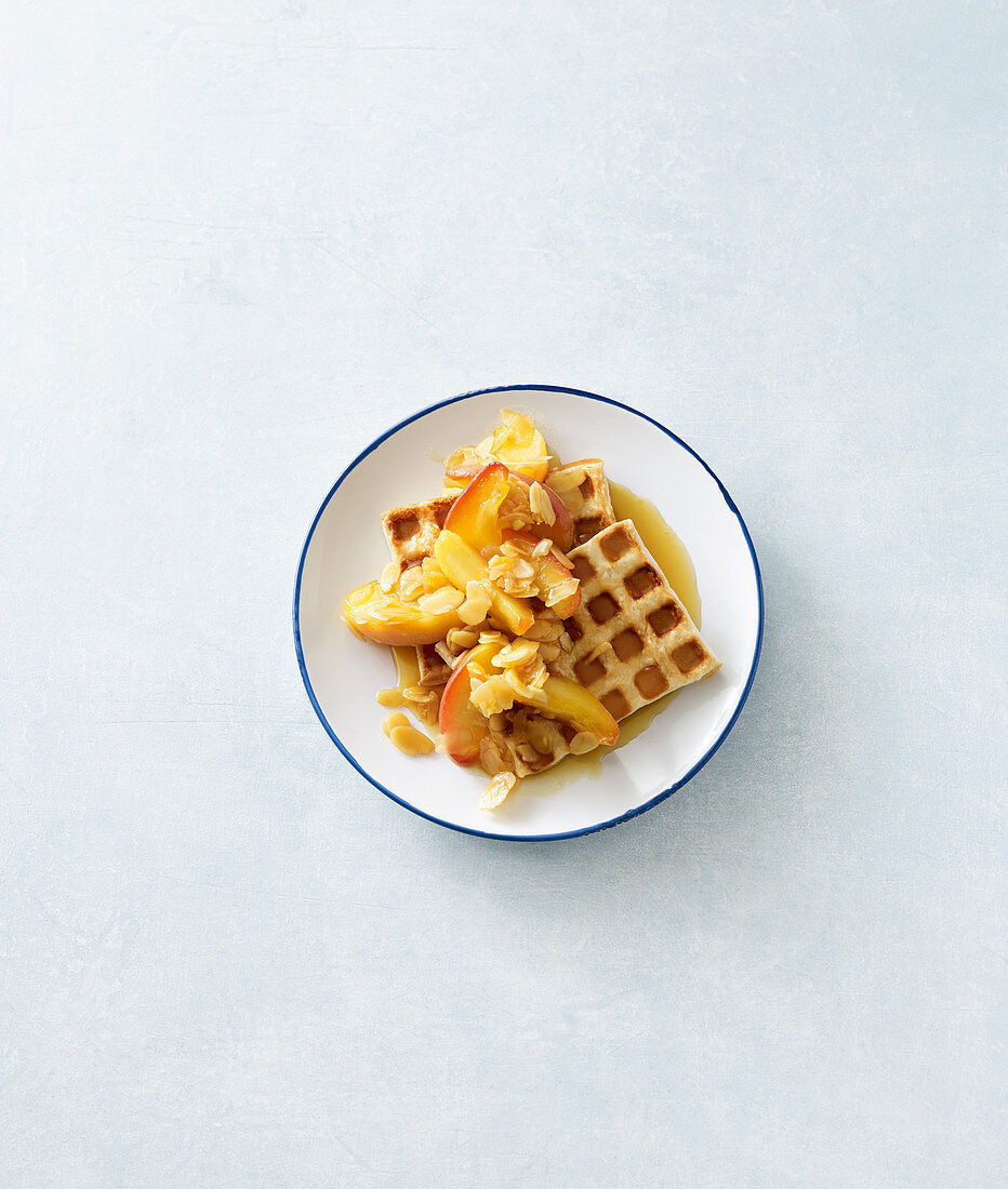 Blätterteigwaffeln mit karamellisiertem Apfel