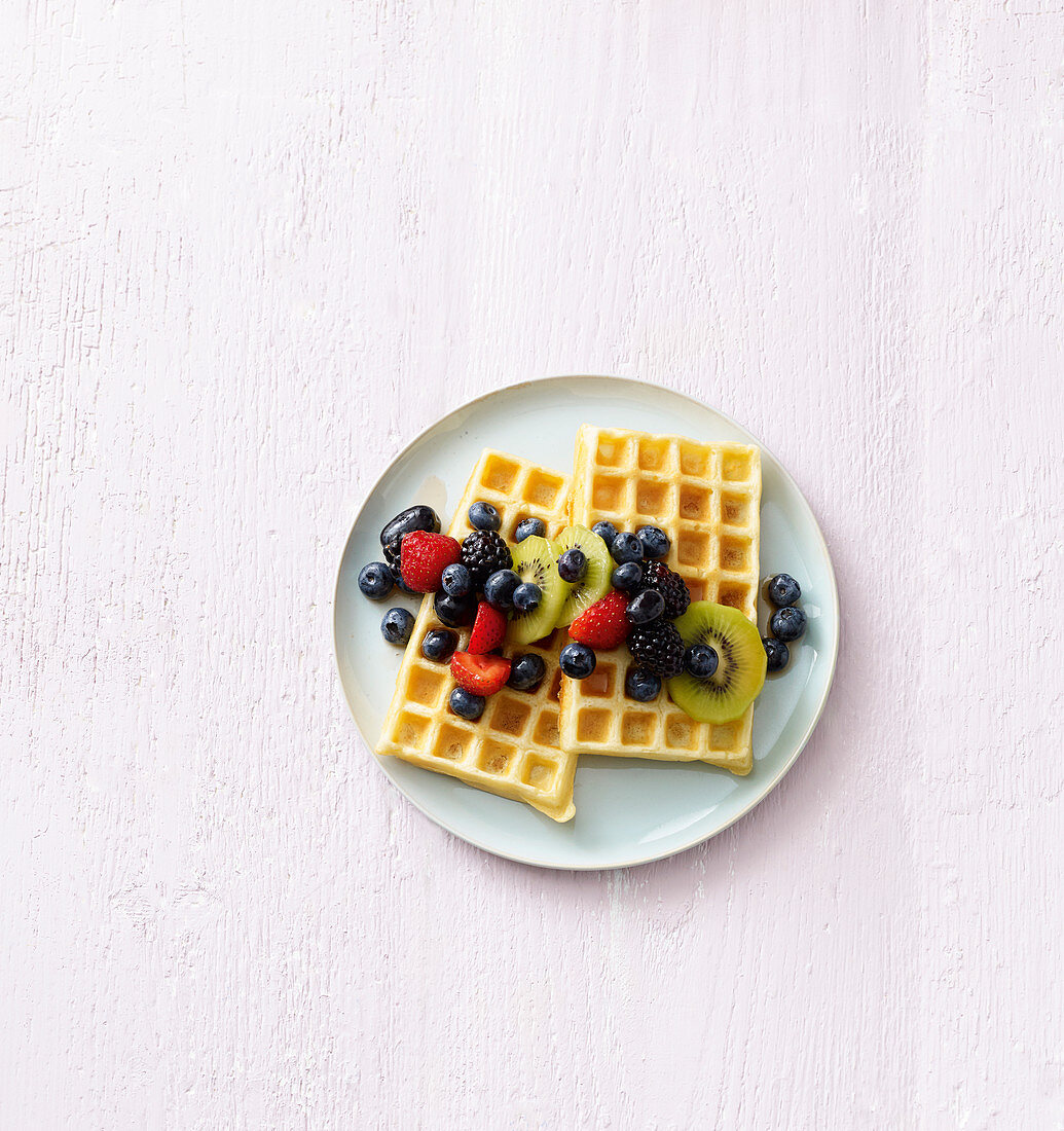 Skyr waffles with fruit salad