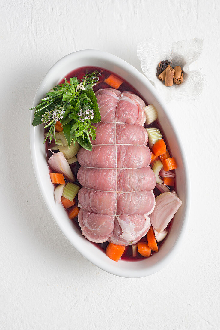 Rinderbraten in Rotweinmarinade mit Kräutersträusschen