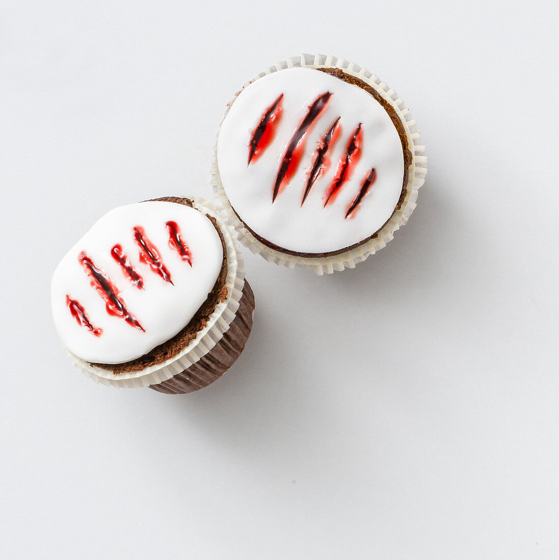 Cupcakes mit blutigen Schnitten zu Halloween