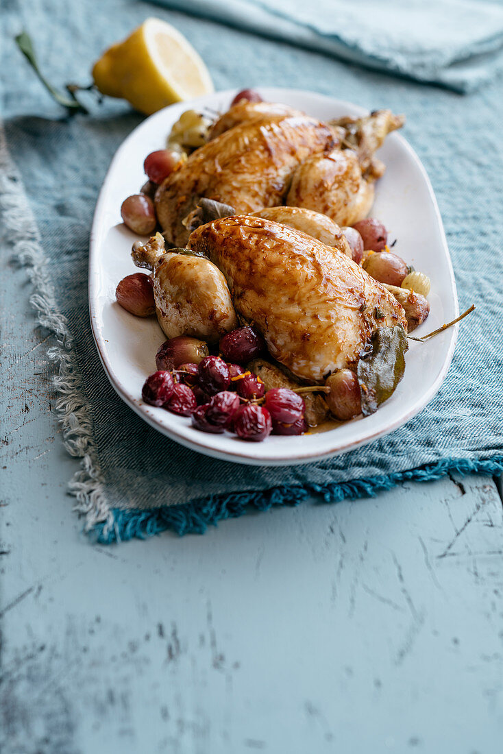 Gebratene Stubenküken mit Trauben und Gremolata