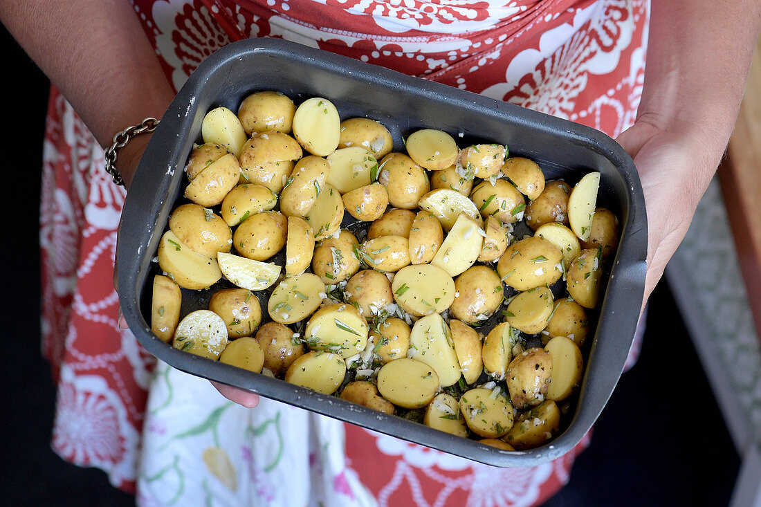 Kartoffelsalat mit gerösteten Knoblauchkartoffeln und Rosmarin