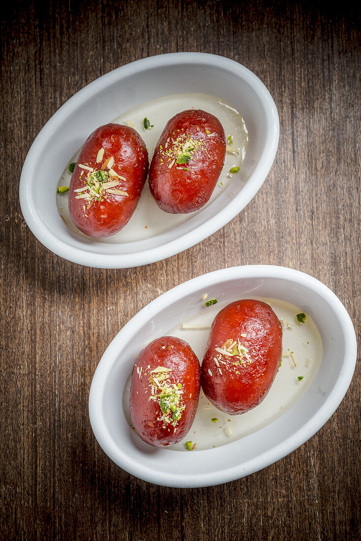 Gulab Jamun (frittierte Teigbällchen in aromatisiertem Zuckersirup, Indien)