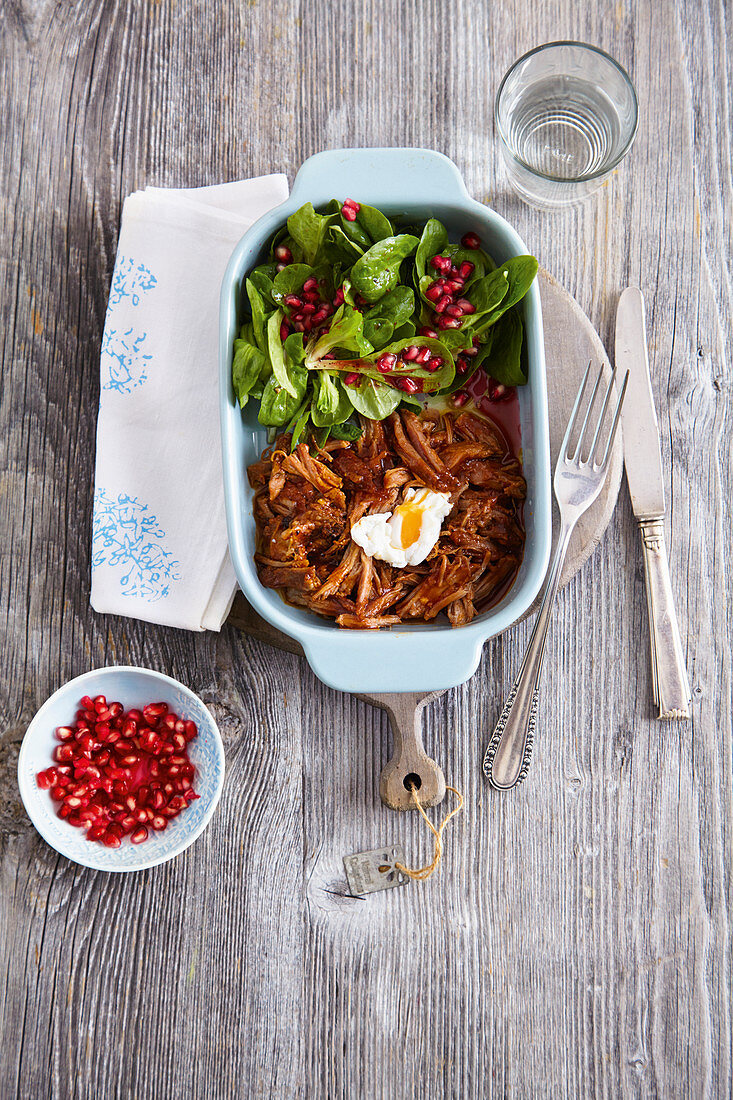 Nest aus Pulled Pork mit pochierten Wachteleiern auf Salatbouquet