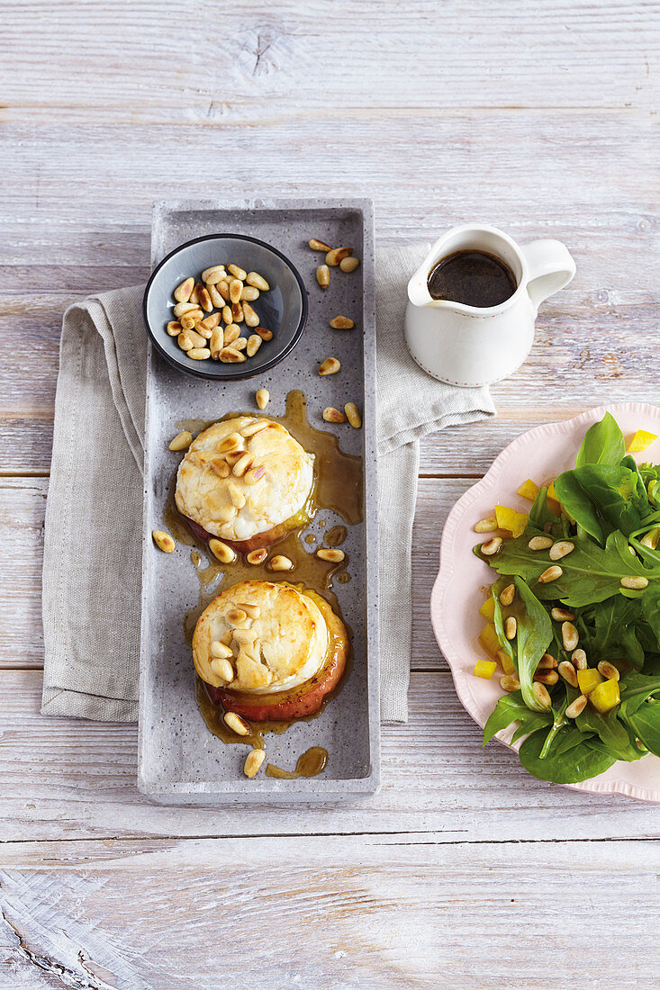 Überbackener Ziegenkäse mit Honigsauce und Feldsalat