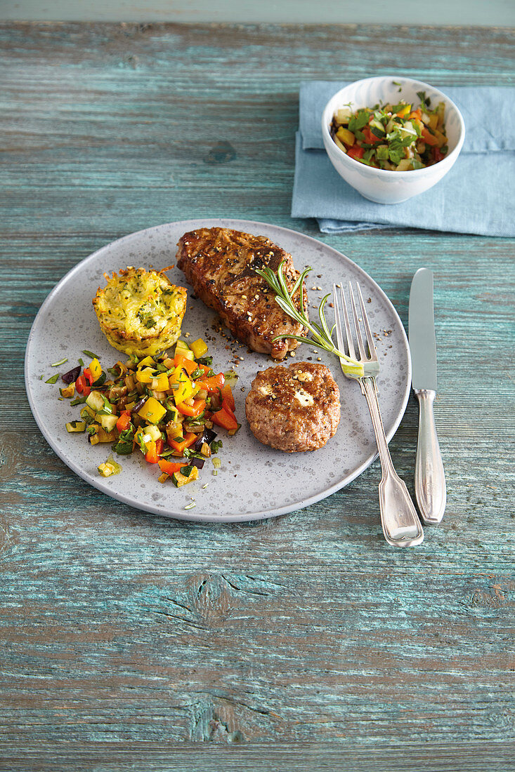 Lammkotelett und Lammburger mit Kartoffel-Käse-Muffins und Gemüse