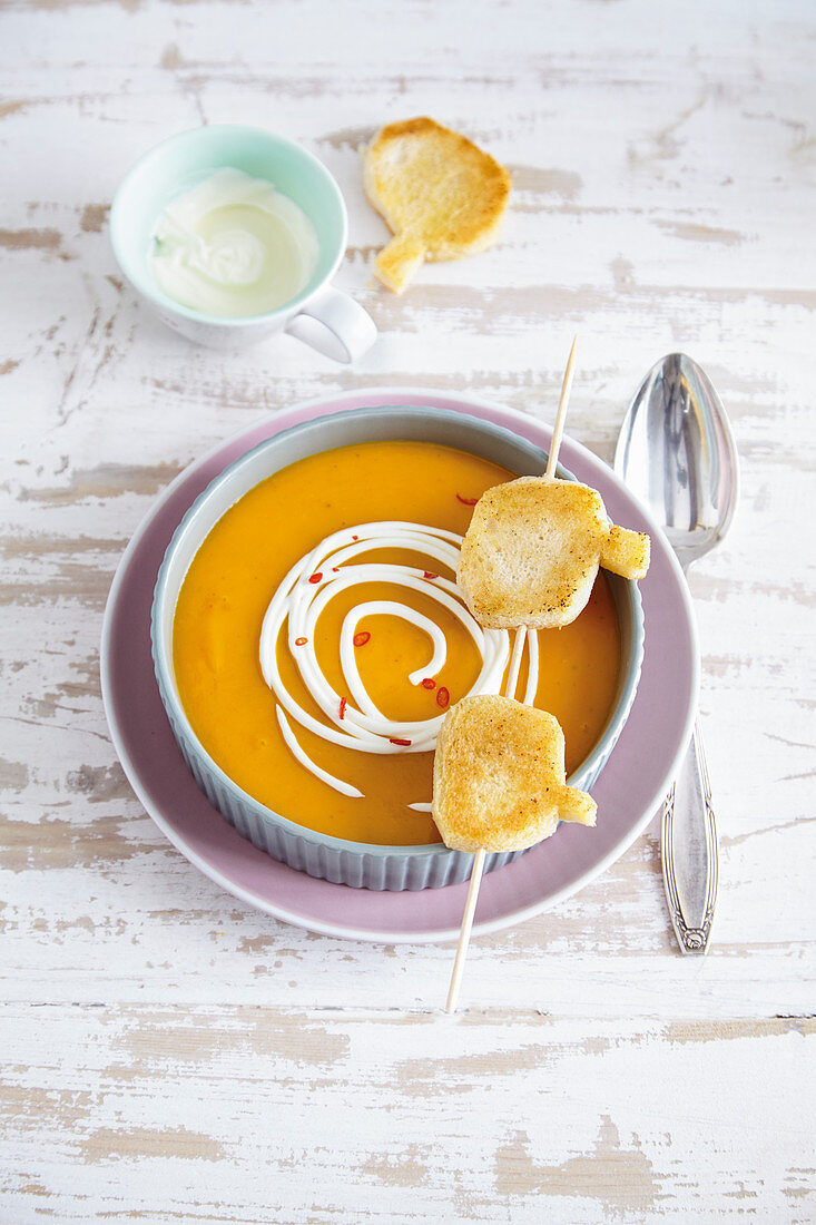 Kürbissuppe mit Creme-fraiche-Häubchen und Croûtons