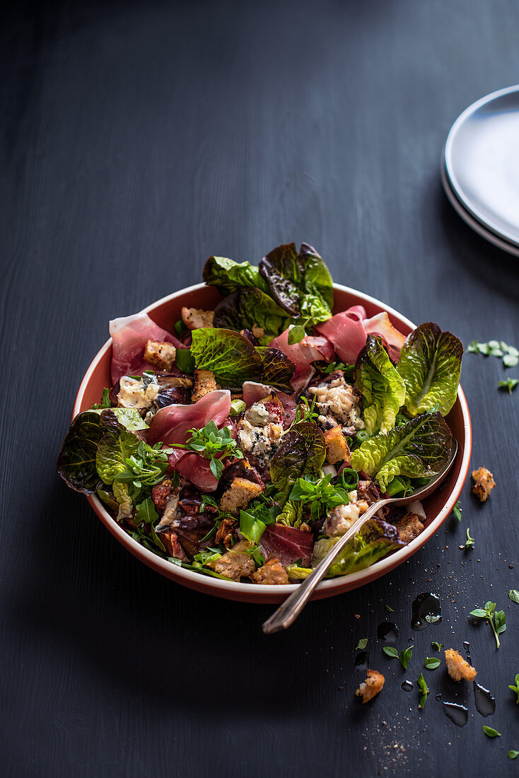 Salad with figs, blue cheese, ham and croutons