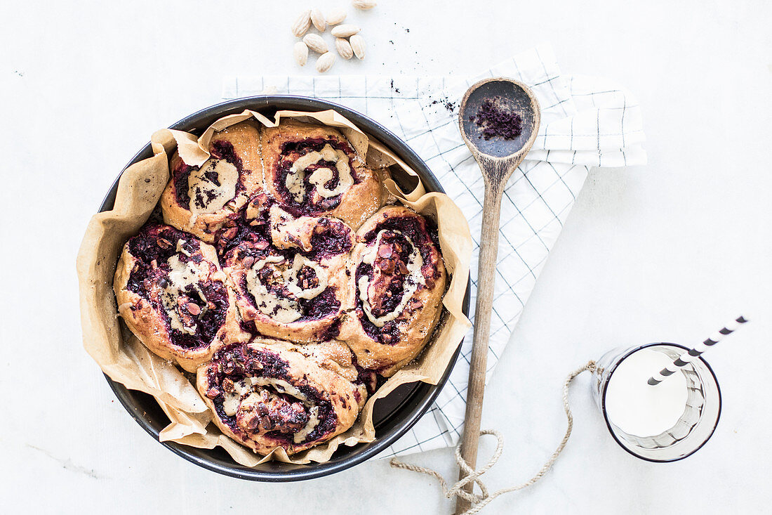 Himbeer-Acai-Hefeschnecken mit Haselnüssen und Nussbutter